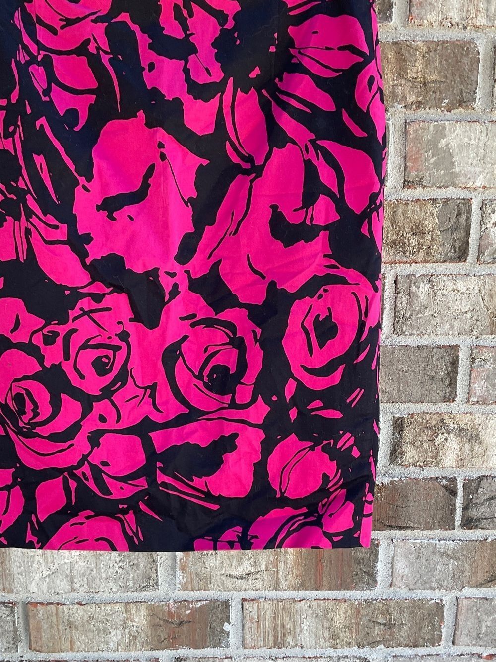 Take 50% OFF-Express Bold Pink and Black Floral Pencil Skirt, Size-8 - Picture 4 of 7